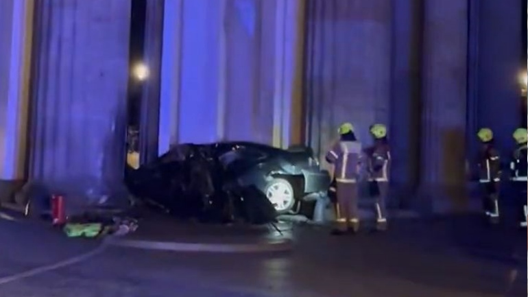 Βερολίνο: Αυτοκίνητο έπεσε στην Πύλη του Βρανδεμβούργου – Νεκρός ο οδηγός