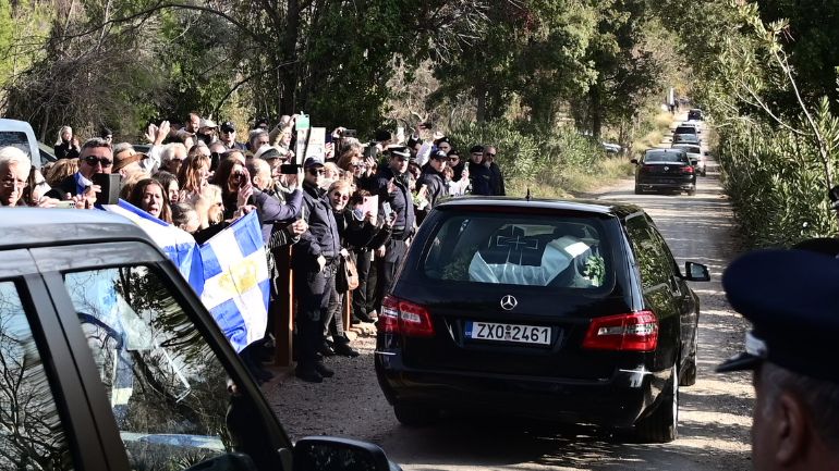 Eπίθεση ΣΥΡΙΖΑ-ΠΣ στον Μητσοτάκη: «Υποκλίθηκε σήμερα κανονικότατα στην έκπτωτη βασιλεία»
