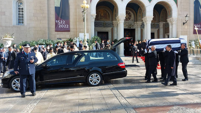 Ξεκίνησε η πομπή με τη σορό του τέως βασιλιά προς το Τατόι