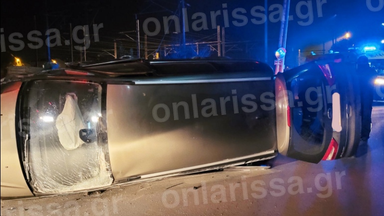 Λάρισα: Ανετράπη αυτοκίνητο και έπεσε πάνω σε δύο οχήματα