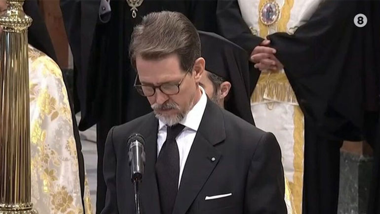 Κηδεία τέως βασιλιά Κωνσταντίνου: Φανερά φορτισμένος ο γιος του Παύλος εκφώνησε τον επικήδειό του