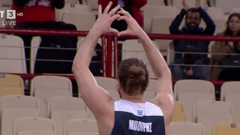 Ολυμπιακός-Απόλλων: Ο Μπόγρης έστειλε καρδούλες στην «ερυθρόλευκη» εξέδρα