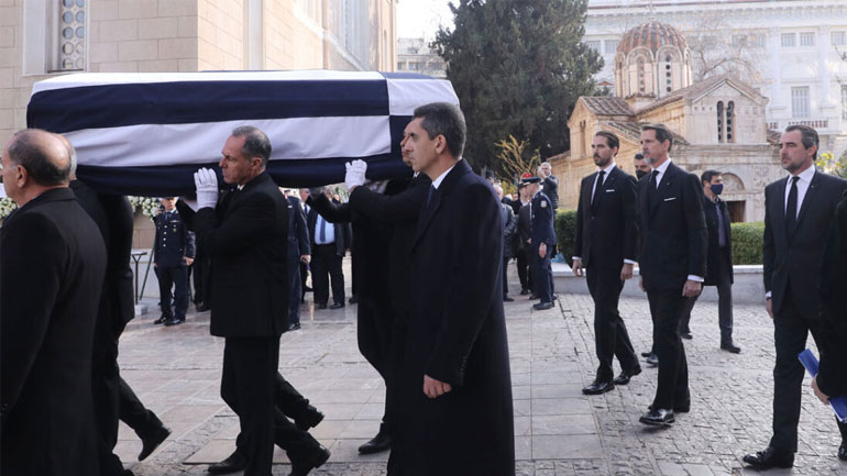 Τέως βασιλιάς Κωνσταντίνος: Μεταφέρθηκε η σορός στη Μητρόπολη – Τα χειροκροτήματα του κόσμου στους γιους του