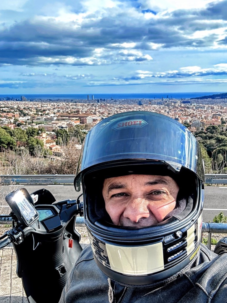 Ο απεσταλμένος μας Δημήτρης Διατσίδης στο βουνό πάνω από την Βαρκελώνη