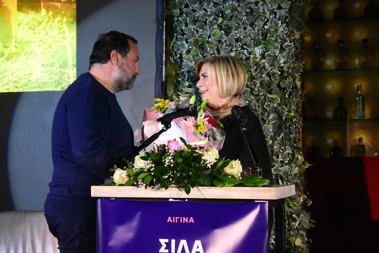 Μια ανθοδέσμη για την υποψήφια δήμαρχο Αίγινας