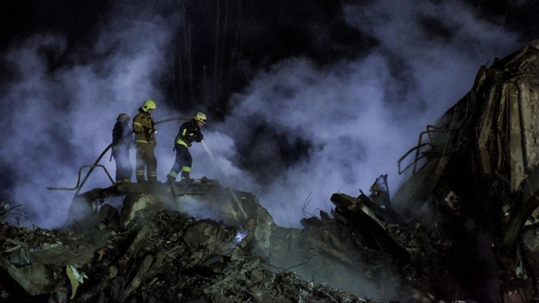 Λουλούδια για τα θύματα της Ντνίπρο αφήνονται σε μνημείο ουκρανής ποιήτριας στη Μόσχα