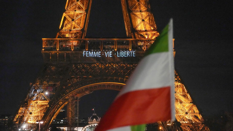 Γαλλία: Αλληλεγγύη στους διαδηλωτές στο Ιράν με συνθήματα στον Πύργο του Άιφελ