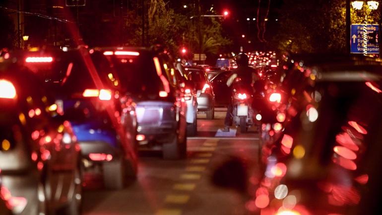 Κίνηση στους δρόμους: Μποτιλιάρισμα στην Αττική Οδό λόγω τροχαίου