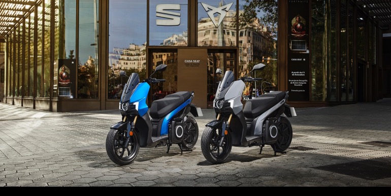 Μπροστά από το "αρχηγείο" της SEAT MO