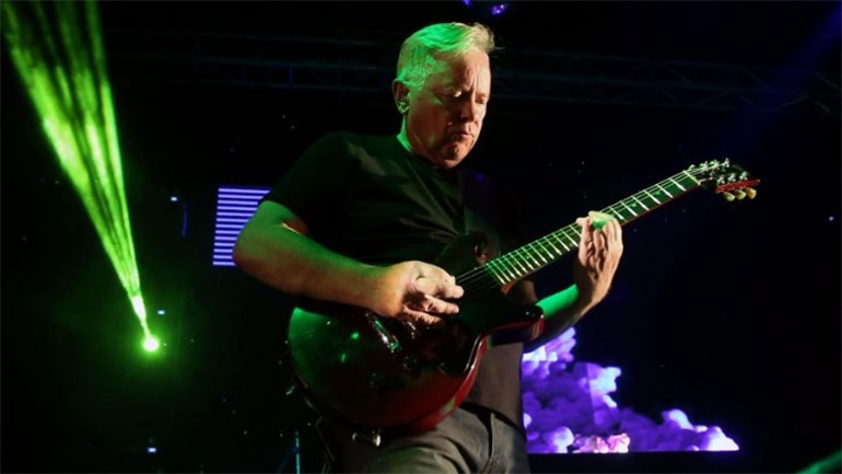 Οι New Order κυκλοφόρησαν T-shirt «Blue Monday» για να ευαισθητοποιήσουν για θέματα ψυχικής υγείας