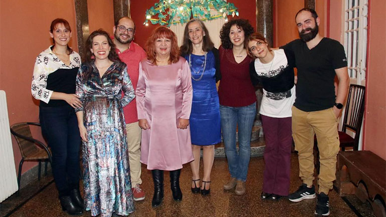 «Γιαγιά Σμύρνη»: Εικόνες από τη βραδιά για φίλους που καταχειροκρότησαν τους ηθοποιούς στο Θέατρο Πρόβα