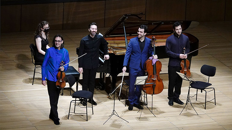 Ο κορυφαίος βιολονίστας Λεωνίδας Καβάκος συμπράττει με τη νεότερη γενιά Ελλήνων σολίστ στο Μέγαρο