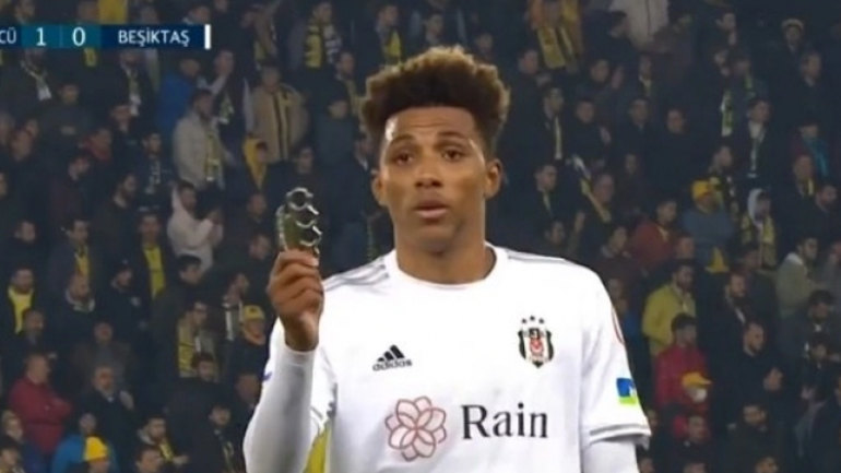 Toυρκία: Οπαδός πέταξε σιδερογροθιά στον αγωνιστικό χώρο στο Ανκαραγκουτσού – Μπεσίκτας