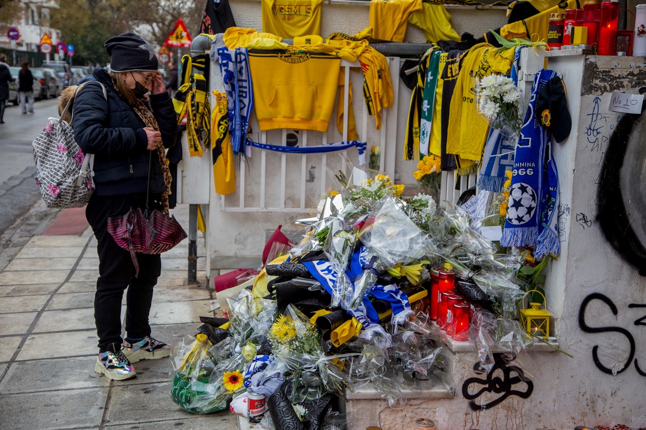 Πλήθος κόσμου άφησε λουλούδια στο σημείο όπου ξεψύχησε ο 19χρονος