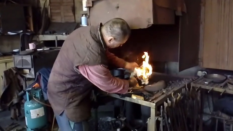 Πώς να ανάψετε φωτιά με ένα σφυρί