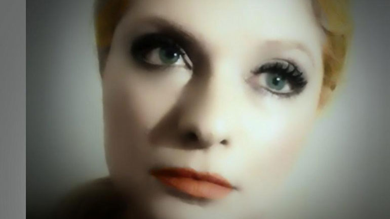 Η Νέλλυ Αλιγιζάκη μιλάει για τον αδελφό της που «έφυγε» νωρίς και το νέο της τραγούδι αφιερωμένο στη μνήμη του