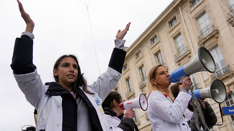 Παραλύει η Γαλλία την Πέμπτη – Μαζικές απεργίες για το συνταξιοδοτικό