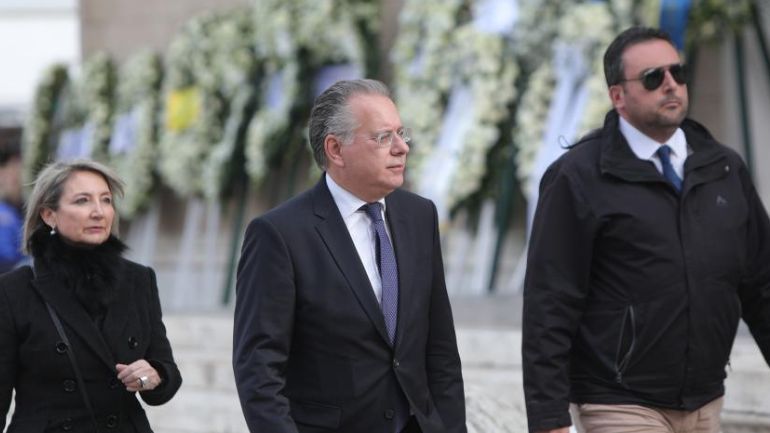 Τέρας σταθερότητας ο Κουμουτσάκος: Από το «δεν πάω στην κηδεία», στο… «πήγα γιατί φταίει ο ΣΥΡΙΖΑ»!