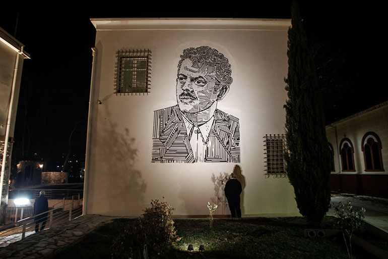 Το ψηφιδωτό πορτρέτο του Βασίλη Τσιτσάνη στο ομώνυμο Μουσείο των Τρικάλων