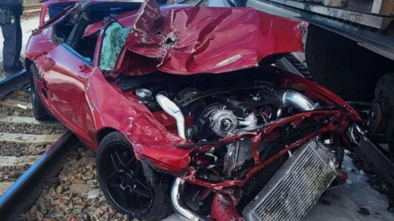 Μηχανικός πήγε βόλτα Supra πελάτη 900 ίππων και τράκαρε με τρένο