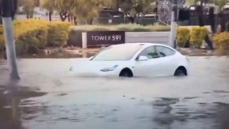 Μπήκε με το Tesla σε μισό μέτρο νερό – Μέχρι και ο Έλον Μασκ το σχολίασε