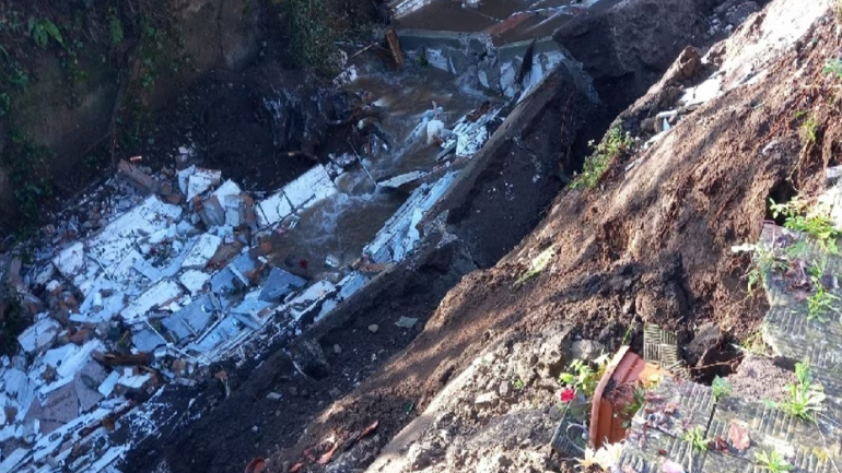 Ιταλία: Κατέρρευσε νεκροταφείο εξαιτίας της κακοκαιρίας – Φέρετρα και τεφροδόχοι κατέληξαν σε χαράδρα