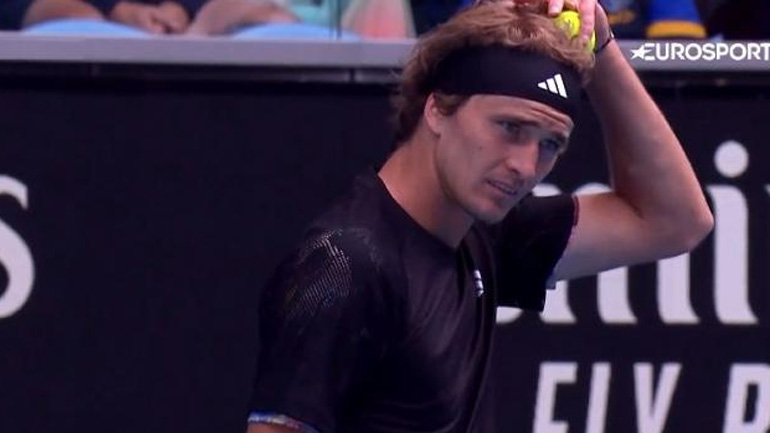 Australian Open: Ο Ζβέρεφ δέχτηκε… κουτσουλιά από πουλί στη διάρκεια του αγώνα του!