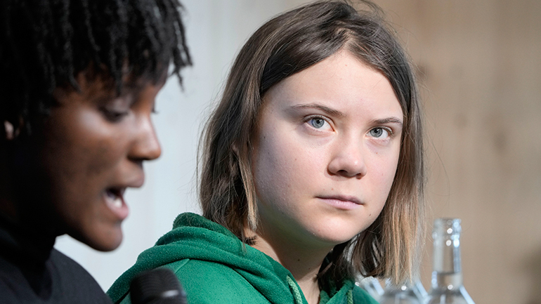 Η Τούνμπεργκ θεωρεί «παράλογο» να ακούμε τους υπευθύνους για την «καταστροφή του πλανήτη» στο Νταβός