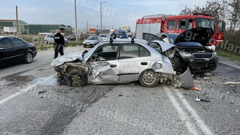 Λάρισα: Σοβαρό τροχαίο με σύγκρουση τριών ΙΧ – Στο νοσοκομείο τρία άτομα