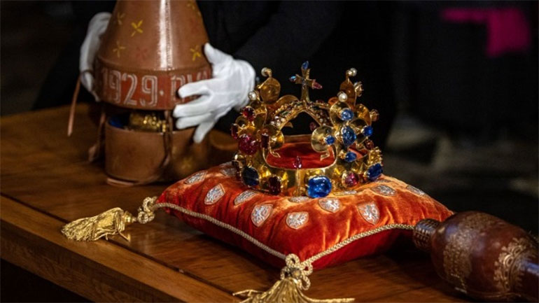 Τα κοσμήματα του στέμματος της Βοημίας στον ναό του Αγίου Βίτου στην Πράγα