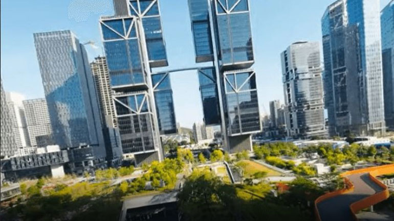 Ξενάγηση με drone στους δίδυμους ουρανοξύστες της DJI