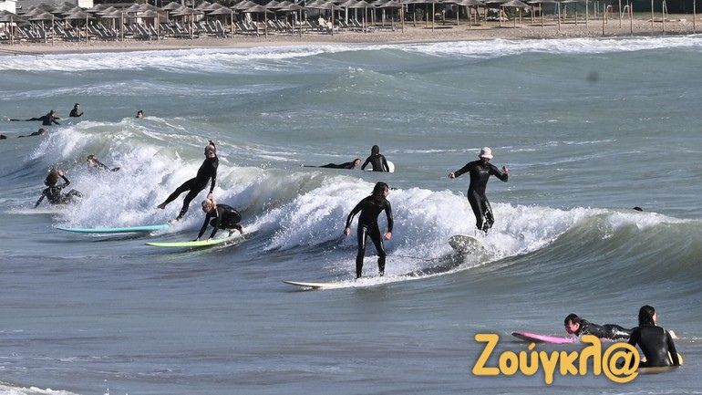 Σέρφερ απολαμβάνουν τα κύματα και τον αέρα στα νότια προάστια