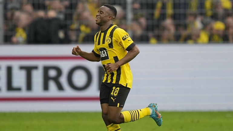 Η Ντόρτμουντ «δένει» τον Μουκοκό με νέο συμβόλαιο έως το 2026