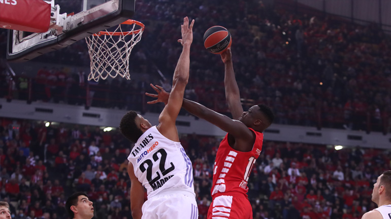 Θρίαμβος και κορυφή για τον Ολυμπιακό, 73-60 τη Ρεάλ Μαδρίτης