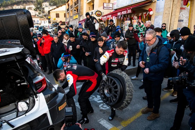 Η αιτία της μεγάλης καθυστέρησης του Evans ήταν αυτό το κλαταρισμένο λάστιχο