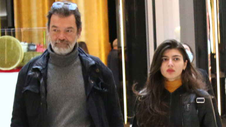 Κωνσταντίνος Καζάκος – Βασιλική Μακρή: Σπάνια δημόσια εμφάνιση για το ζευγάρι σε εμπορικό κέντρο της Αθήνας