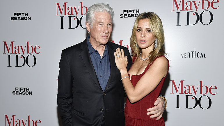 Ο Ρίτσαρντ Γκιρ με τη σύζυγό του Αλεχάντρα Σίλβα, στην πρεμιέρα της ταινίας «Maybe I Do»