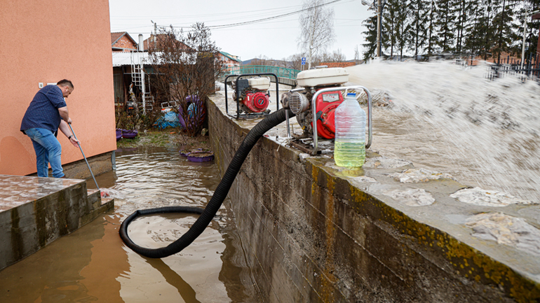 Πλημμύρες με ένα νεκρό και έναν αγνοούμενο στη νοτιοανατολική Σερβία