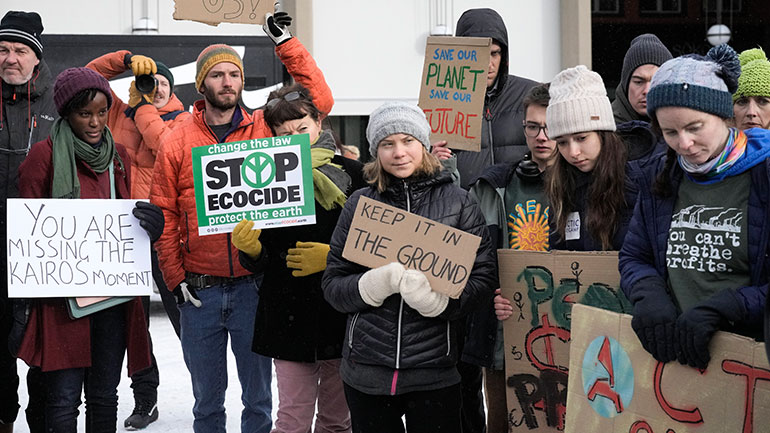 Νταβός: «Κρατείστε τα στο έδαφος» λέει η Γκρέτα Τούνμπεργκ για τα ορυκτά καύσιμα