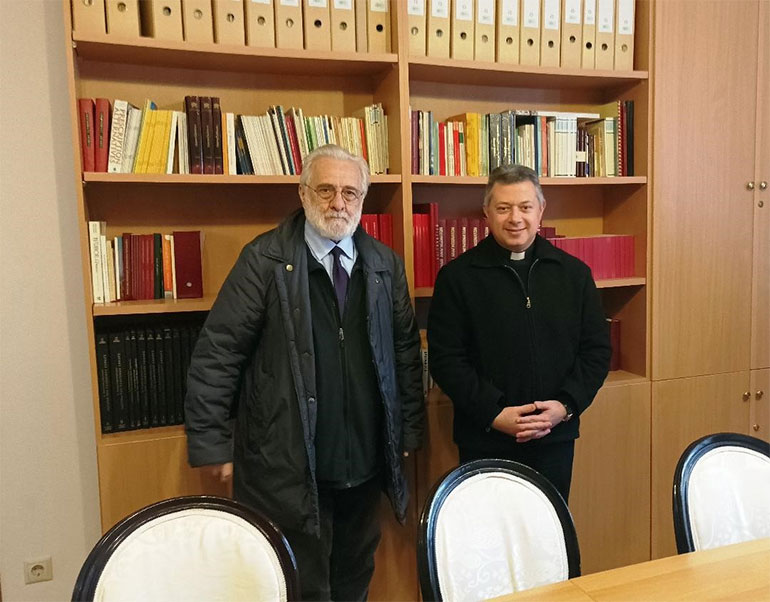 Ο σκηνοθέτης Γιάννης Σμαραγδής με τον Καθολικό Αρχιεπίσκοπο Κέρκυρας π. Γεώργιο Αλτουβά