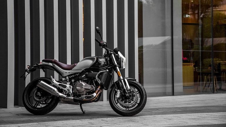 Η QJ Motor ανεβαίνει στο ρετρό τραίνο με την SRV 550 Roadster