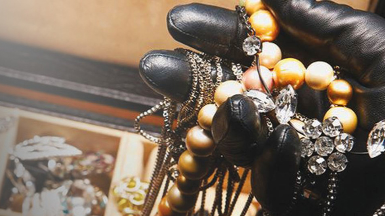 Ηράκλειο: Ένταλμα σύλληψης για ζευγάρι που οργάνωσε κλοπή 45.000 ευρώ