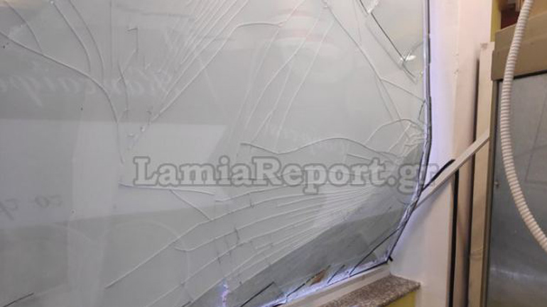 Έσπασαν βιτρίνες καταστημάτων στο κέντρο της Λαμίας