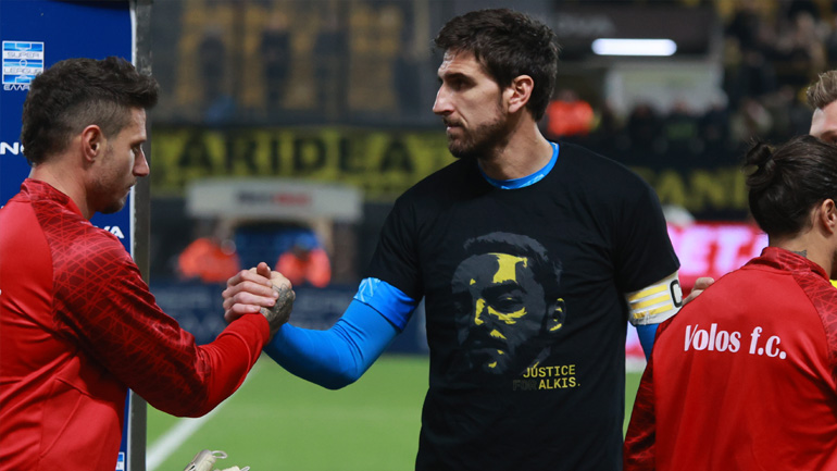 Με μπλουζάκι που έγραφε "Δικαιοσύνη για τον Άλκη" εμφανίστηκε στο γήπεδο ο Κουέστα