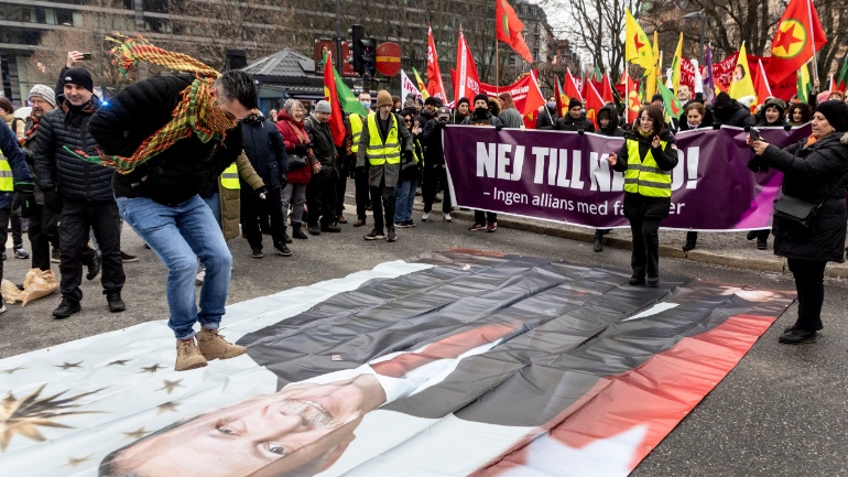 Έκαψαν το Κοράνι σε διαδήλωση στη Σουηδία – Οργισμένη αντίδραση της Τουρκίας