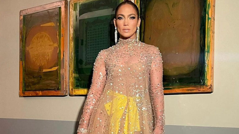 Jennifer Lopez: Εκθαμβωτική εμφάνιση με Valentino Couture δημιουργία