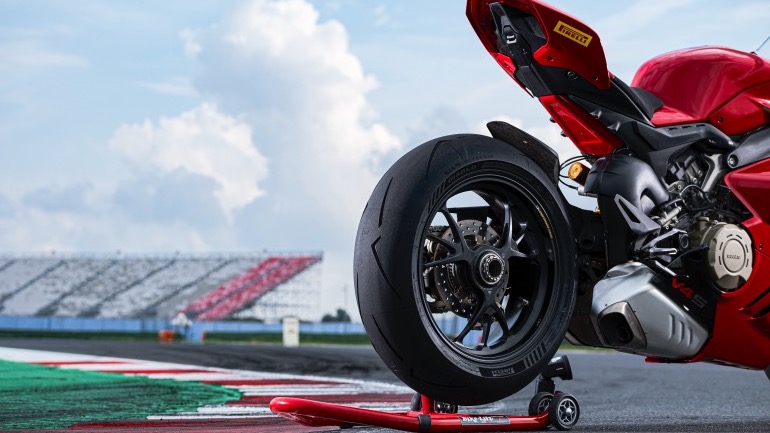 Από τις πίστες στους δρόμους τα DIABLO Supercorsa V4