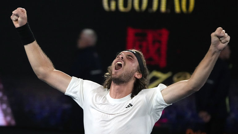 Επιβίωσε στο «θρίλερ» με τον Σίνερ ο Τσιτσιπάς – Νίκησε 3-2 σετ και προκρίθηκε στους «8» του Australian Open