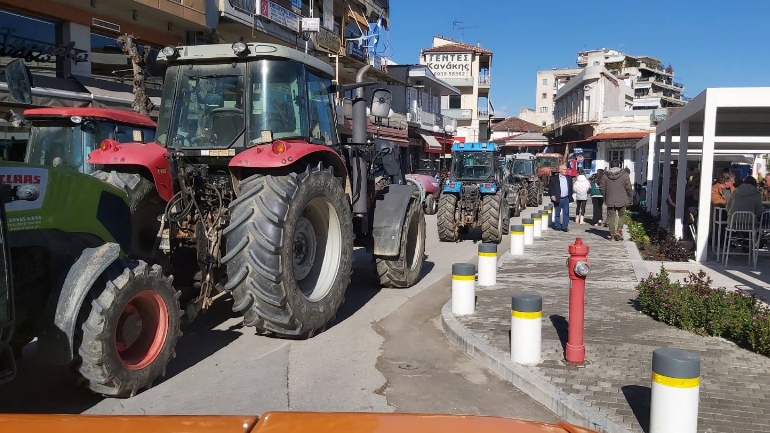 Τύρναβος: «Πλημμύρισε» με διαμαρτυρόμενους αγρότες και τρακτέρ