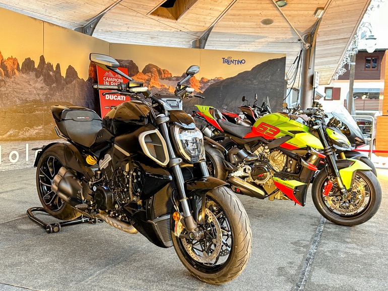 και μοτοσυκλέτες παραγωγής δίπλα στο σημείο που θα γίνει η αποκάλυψη των αγωνιστικών